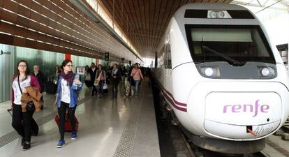 Tren de Renfe en la estaci&oacute;n Indalecio Prieto de Bilbao. 