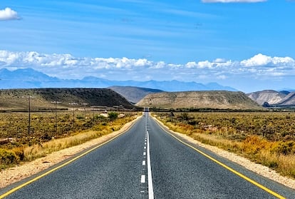 Un trozo de la carretera cerca de Barrydale, Sudáfrica, parte de la Ruta 62, que extiende desde Ciudad del Cabo hasta Port Elisabeth.