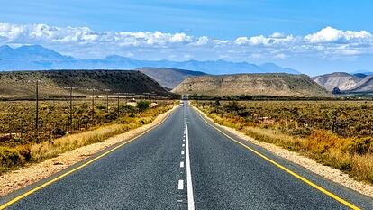 Un trozo de la carretera cerca de Barrydale, Sudáfrica, parte de la Ruta 62, que extiende desde Ciudad del Cabo hasta Port Elisabeth.