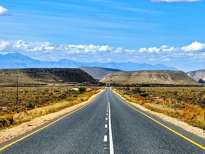 Un trozo de la carretera cerca de Barrydale, Sudáfrica, parte de la Ruta 62, que extiende desde Ciudad del Cabo hasta Port Elisabeth.