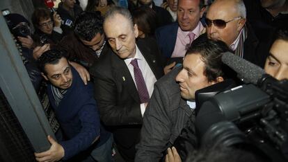 Manuel Ruiz de Lopera accede a los juzgados. 