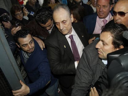 Manuel Ruiz de Lopera accede a los juzgados. 