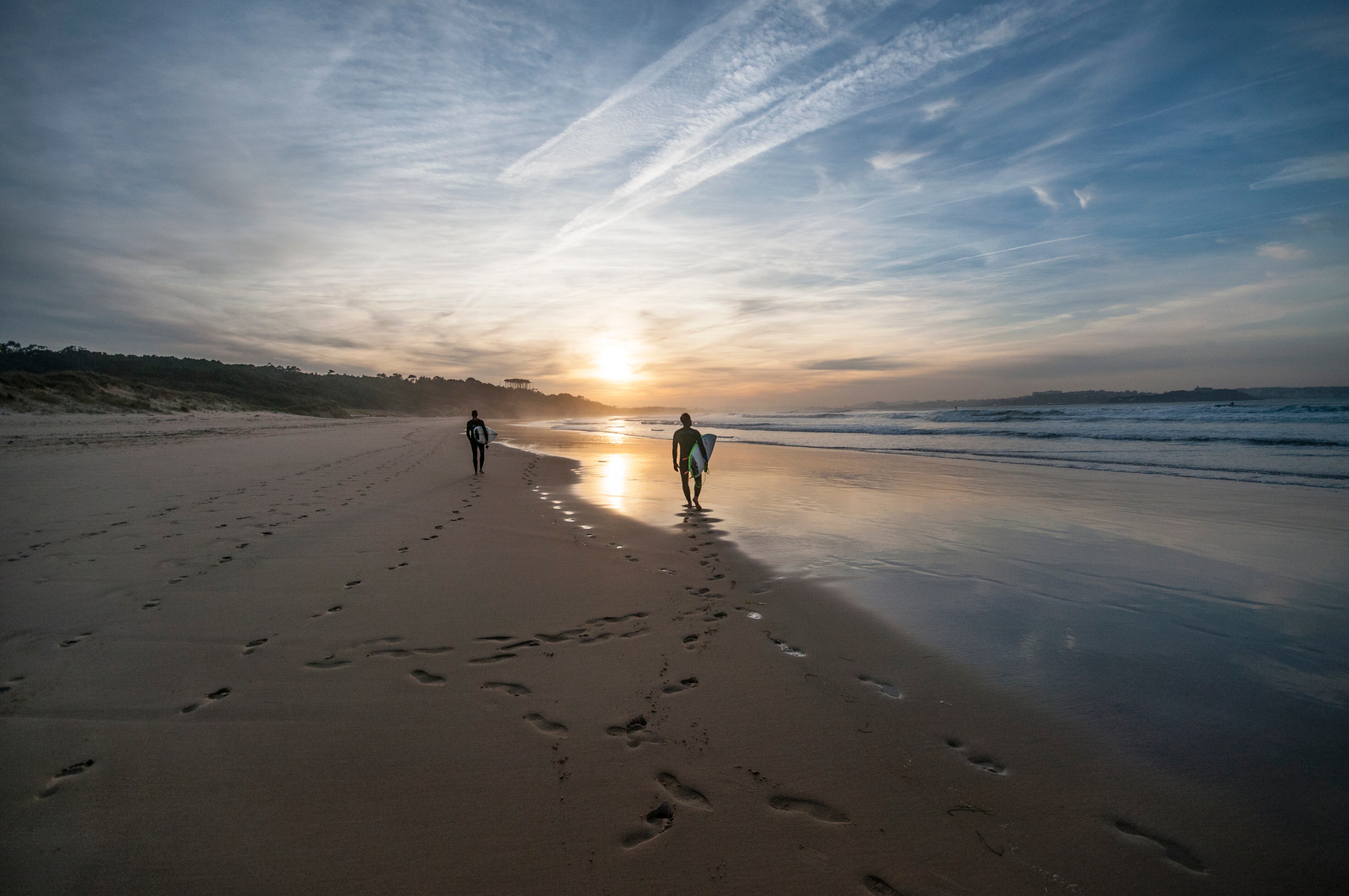 Dos surfistas al atardecer en la playa de Somo-Loredo.