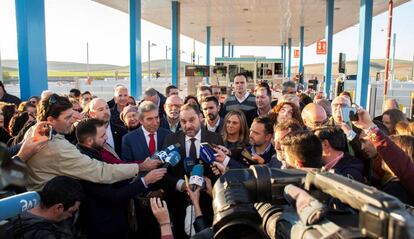 El ministro de Fomento, José Luis Ábalos, junto al delegado del Gobierno en Andalucía, Lucrecio Fernández (a su derecha) y la consejera de Fomento, Marifrán Carazo (a su izquierda), atiendiendo ayer a los medios en el peaje de Las Cabezas (Sevilla).