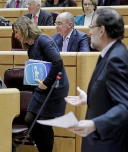El presidente del Gobierno, Mariano Rajoy (d), interviene en el Pleno celebrado esta tarde por el Senado.