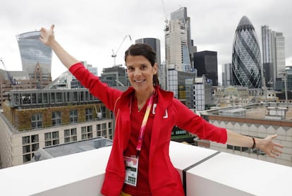 Ruth Beitia, en la terraza del hotel de Espa&ntilde;a en Londres, con los rascacielos de la City a sus espaldas.