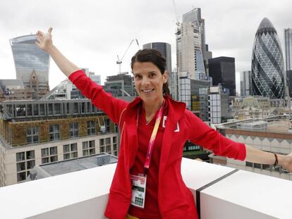 Ruth Beitia, en la terraza del hotel de Espa&ntilde;a en Londres, con los rascacielos de la City a sus espaldas.