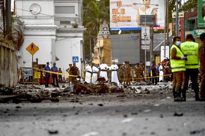 Un grupo de sacerdotes miran los escombros de un automóvil cerca del Santuario de San Antonio, en Colombo, el 22 de abril de 2019, un día después de la serie de los atentados múltiples en iglesias y hoteles de lujo en Sri Lanka.