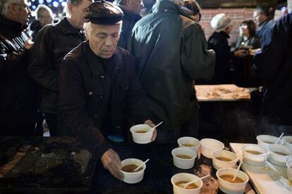 Pensionistas griegos cenan durante una vigilia de protesta.