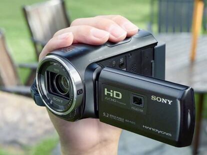 Modelos como el de Sony incorporan correas laterales que permiten agarrar la cámara con comodidad a la hora de grabar.