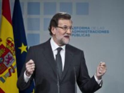 GRA192 MADRID, 10/02/2014.- El presidente del Gobierno, Mariano Rajoy, durante su intervenci&oacute;n en la clausura de una jornada europea en la que Espa&ntilde;a ha explicado el proceso de reforma de las administraciones p&uacute;blicas a ministros de Francia, Reino Unido, Portugal, Italia y Polonia, y en la que Rajoy ha anunciado que dicha reforma &quot;avanza a un ritmo imparable&quot; y que las medidas de eliminaci&oacute;n de duplicidades, mejora de la eficiencia y simplificaci&oacute;n administrativa acumulan ya unos ahorros de 7.384 millones de euros. EFE/Emilio Naranjo