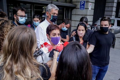 La portavoz de EH Bildu en el Congreso, Mertxe Aizpurua, y el portavoz adjunto, Oskar Matute, tras reunirse con Iglesias 