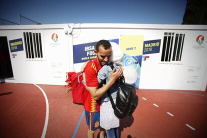 Youssef El Haddaoui, jugador de la selección española, es consolado por su hermana tras la derrota ante Rusia.