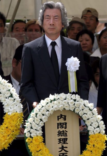 El mandatario japonés Junichiro Koizumi durante la  conmemoración del 60 aniversario de la bomba atómica en Nagasaki.