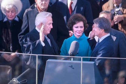 Jimmy Carter jura el cargo ante el jefe de justicia, Warren Burger, el 20 de enero de 1977. En su discurso, Carter  defendió el desarme nuclear, el respeto a los derechos humanos y el papel central de EE UU en el concierto internacional: "Somos un país idealista, pero que nadie confunda el idealismo con la debilidad. Porque somos libres, no podemos ser nunca indiferentes al destino de la libertad en cualquier lugar del mundo".