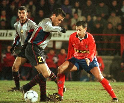 2000. Luis Enrique trata de driblar al defensa del Ourense Garitano, mientras Guardiola sigue atento a la jugada durante el encuentro de ida de los octavos de final de la Copa del Rey.