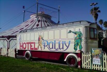 Uno de los carruajes restaurados del circo-hotel Raluy.