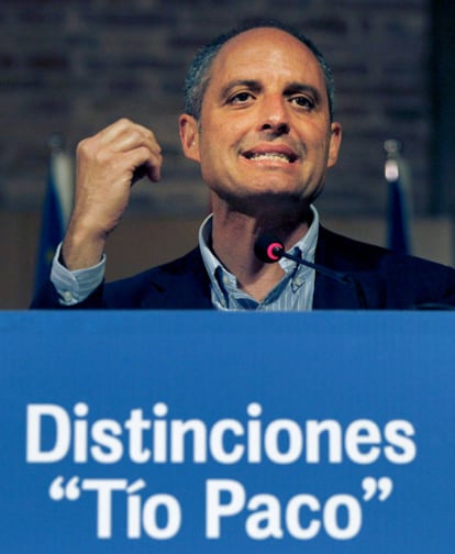 El presidente de la Generalitat valenciana, Francisco Camps, durante su intervención en el encuentro celebrado en el complejo Deportivo-Cultural La Petxina de Valencia, con motivo del Día Internacional del Pueblo Gitano.