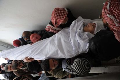 Traslado de un joven muerto por la represión del régimen sirio en Idlib.