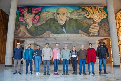 La delegación de negociadores del ELN, en México, donde comienza el segundo ciclo de negociaciones. En el centro, el jefe de la delegación, Pablo Beltrán.