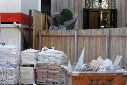 Una de las puertas de acceso al museo, rodeada de escombros y material de construcción.