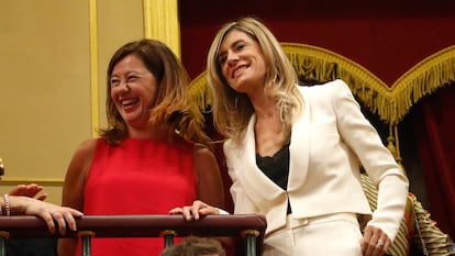 David Sánchez y Begoña Gómez (a la derecha, junto a Francina Armengol) asisten al debate fallido de investidura de Pedro Sánchez en julio de 2019.