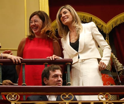 David Sánchez y Begoña Gómez (a la derecha, junto a Francina Armengol) asisten al debate fallido de investidura de Pedro Sánchez en julio de 2019.