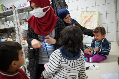 Rania es pediatra medio libia, medio griega. Es una de las voluntarias de Médicos del Mundo y acude tres o cuatro veces por semana a los tres campamentos de Ellinikos, el del antiguo estadio de hockey, el del antiguo estadio de béisbol y el del antiguo aeropuerto abandonado. En cada uno han habilitado una pequeña sala a modo de consulta.