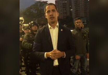 O presidente da Assembleia Nacional venezuelana, Juan Guaidó, gravou uma mensagem à nação acompanhado de Leopoldo López (direita de Guaidó) e de um grupo de militares para iniciar a "fase final" da Operação Libertem, com a que espera conseguir a "cessação definitiva" da "usurpação" do regime de Nicolás Maduro.