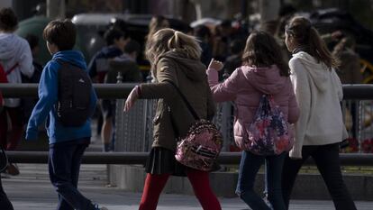 Varios menores sevillanos durante una excursión escolar.