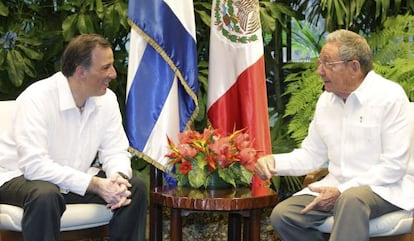 El canciller mexicano con Ra&uacute;l Castro en La Habana. 