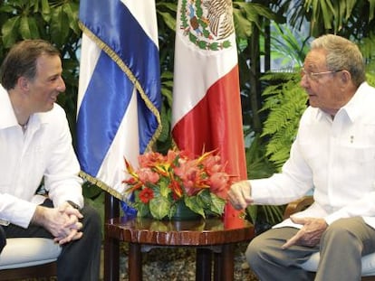 El canciller mexicano con Ra&uacute;l Castro en La Habana. 