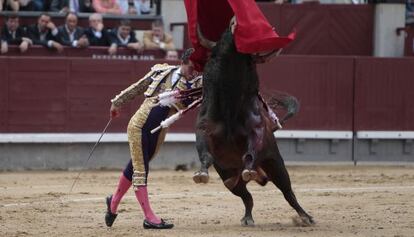 Iván Fandiño, en su primer toro de la segunda corrida de la Feria de Otoño en la plaza de Las Ventas de Madrid, en 2014.
