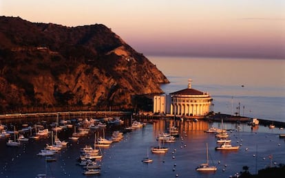Puerto y casino de la ciudad de Avalon, en la isla Santa Catalina, en California (EE UU).