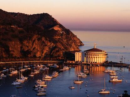 Puerto y casino de la ciudad de Avalon, en la isla Santa Catalina, en California (EE UU).