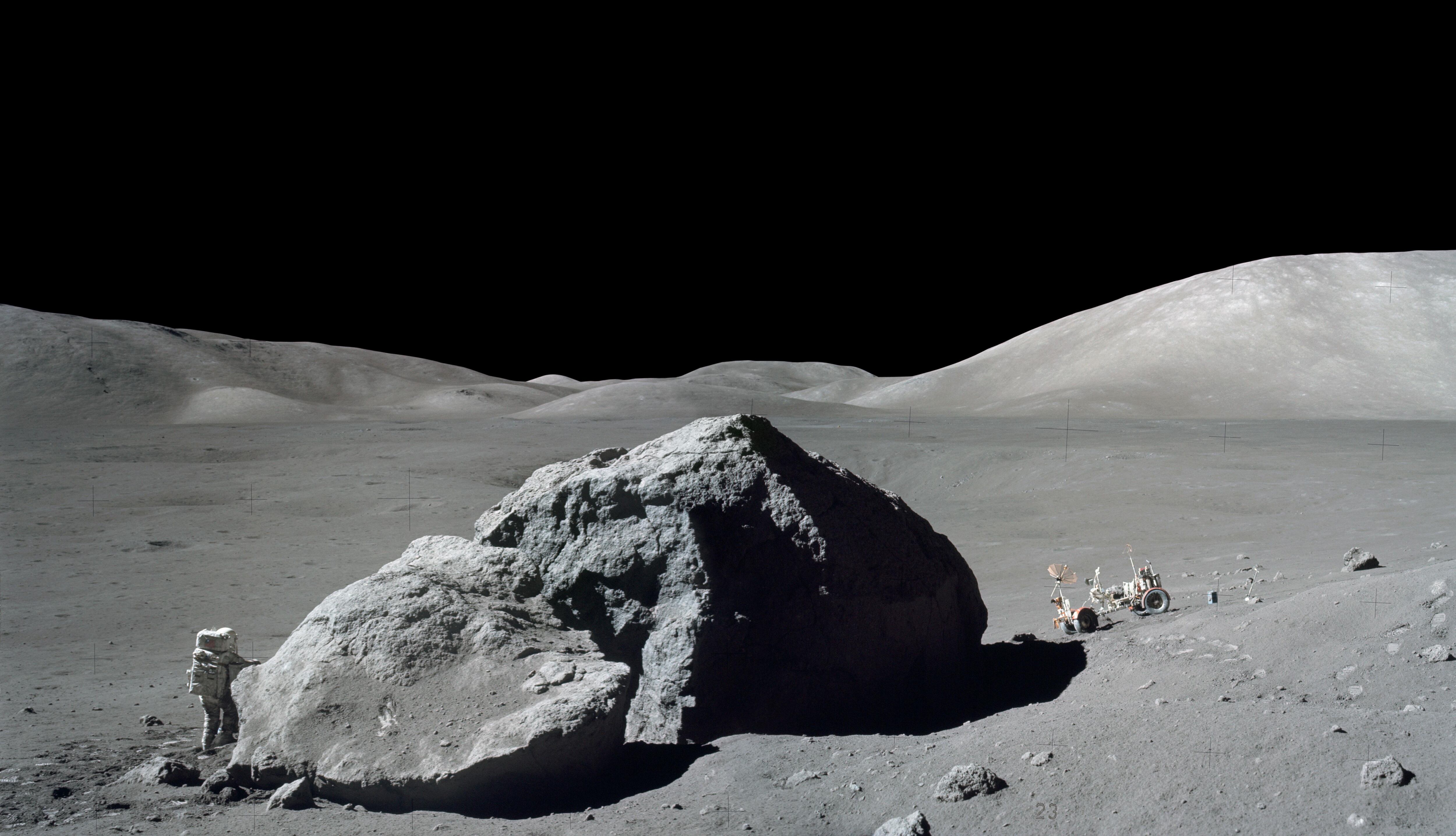 La imagen muestra uno de los últimos paseos de un humano, en este caso el astronauta Harrison H. Schmitt, de la misión 'Apolo 17', en la Luna. Fue el 13 de diciembre de 1972.