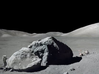 Uno de los últimos paseos de un humano, en este caso del astronauta Harrison H. Schmitt, de la misión 'Apolo 17', en la Luna. Fue el 13 de diciembre de 1972.