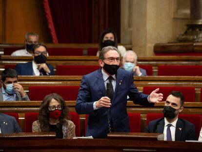 El conseller de Economía de la Generalitat, Jaume Giró, durante su intervención en el Parlament. / DAVID ZORRAKINO (EUROPA PRESS).