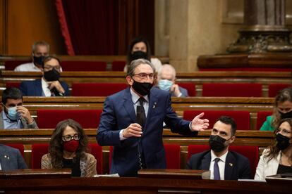 El conseller de Economía de la Generalitat, Jaume Giró, durante su intervención en el Parlament. / DAVID ZORRAKINO (EUROPA PRESS).