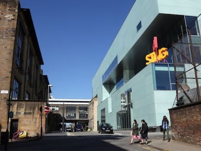 A la derecha, el nuevo Reid Building, proyecto del norteamericano Steven Holl, frente a la sede principal de la Escuela de Arte de Glasgow, del arquitecto y artista modernista Charles Rennie Mackintosh.