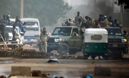 Fuerzas de seguridad sudanesas desplegadas frente a la sede del Ejécito en Jartum, este lunes.