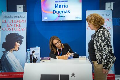 María Dueñas, durante la firma de libros. 