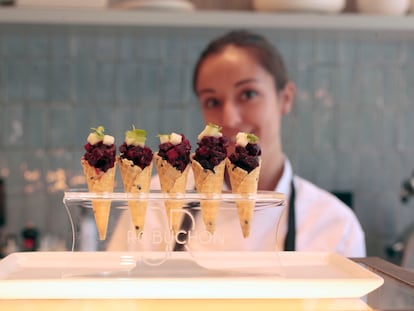 Cornetos de remolacha y manzana, una creación en el nuevo local en Madrid con el sello de Robuchon.