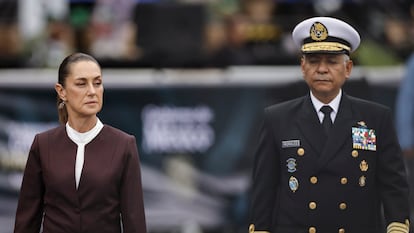 Claudia Sheinbaum y Raymundo Pedro Morales durante el desfile militar.