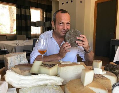 PACO GARCÍA EN EL LAGO, CON SUS TESOROS / CAPEL
