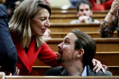 El secretario general de Podemos, Pablo Iglesias, saluda a la diputada de En Marea Yolanda Díaz antes del inicio de la tercera jornada del debate de investidura.