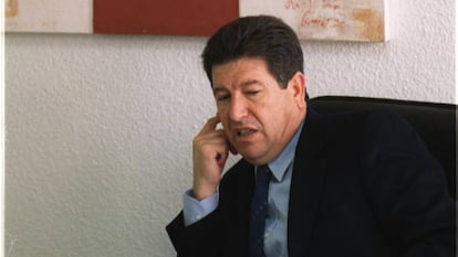 El expresidente del Valencia Jaime Ort&iacute; en una foto de archivo en su despacho.