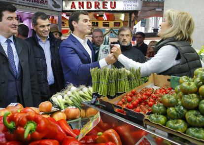 Albert Rivera saluda a una vendedora del Mercat Central de Valencia. 