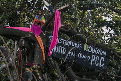 Ativistas em &aacute;rvore no Parque Augusta nesta quarta.