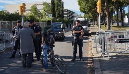 Control policial en las inmediaciones del Palacio de Congresos de Barcelona.